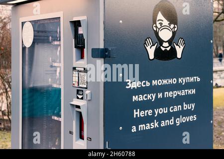 Saint-Petersburg, Russland - 09. November 2021: Verkaufsautomat für medizinische Masken und Handschuhe mit einem Symbol und einer Inschrift in Englisch und Russisch "he Stockfoto