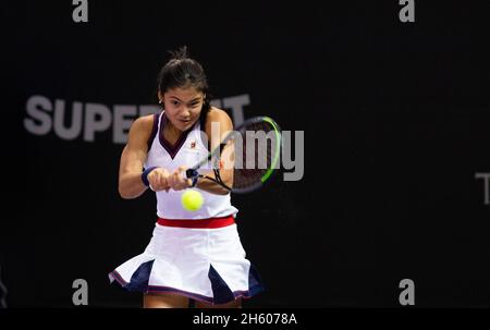 CLUJ-NAPOCA, RUMÄNIEN - 25 Okt 2021: Emma Raducanu aus Großbritannien in Aktion während eines Spiels bei WTA Transylvania Open International Tennis Tournament Stockfoto