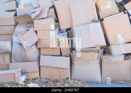 Karton und Altpapier werden gesammelt und zum Recycling verpackt. Stapel aus Pappe sortiert nach Recycling. Stockfoto