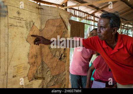 Juli 2017. Eliseo Rodrigo, Präsident von SATIKCA, beschreibt die Dokumentation ihres Certificate of Ancestral Domain Claim (CADC). Sugodi, Barangay Cabayugan, Palawan, Philippinen. Stockfoto