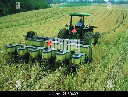 No-Till-Einpflanzen von Mais in Deckfrucht von Gerste. Washington County, Virginia Ca. 2011 oder früher Stockfoto