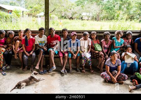 Juli 2017. Gemeindeversammlung in Kayasan, Barangay Tagabinet, Palawan, Philippinen. Stockfoto