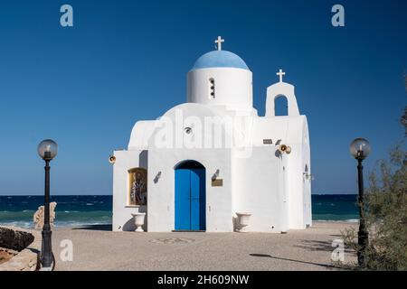 Die kleine Kirche des Heiligen Nikolaus (Agios Nikolaos) befindet sich am Strand von Louma, Pernera in Protaras, Zypern. Stockfoto