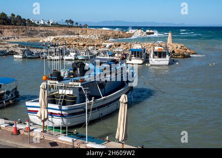 Fischerboote, die während eines Sturms im Hafen von Pernera festgemacht wurden, Protarus, Zypern. Stockfoto