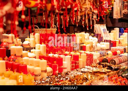 Verkaufsstände des Weihnachtsmarktes in Straßburg, Frankreich. Ein Stand, der sehr bunte und festliche Artikel verkauft. Stockfoto