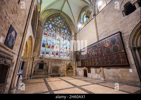 Südliches Querschiff mit Buntglasfenstern und Tudor Charter-Gemälden in der Chichester Kathedrale. Mit Dank an den Dekan und das Kapitel der Chichester Kathedrale. Stockfoto