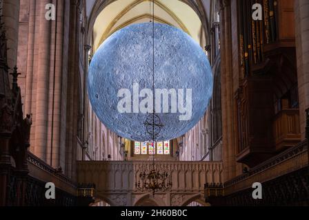 Museum of the Moon Touren durch die Chichester Cathedral in der Stadt Chichester, Großbritannien. Mit Dank an den Dekan und das Kapitel der Chichester Kathedrale. Stockfoto