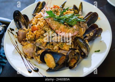 Ein köstliches Paella-Gericht aus dem hohen Winkel Stockfoto