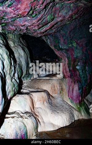 Die erstaunlichen Farben am holywell in einer Meereshöhle an der holywell Bay in cornwall, england, hat tropfendes Wasser aus den Felsen darüber den Regenbogen verursacht Stockfoto