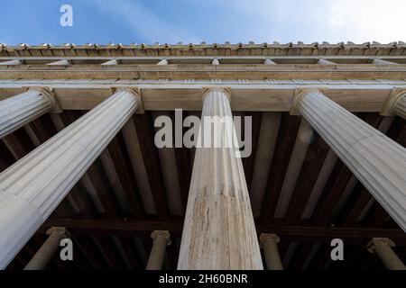 Athen, Griechenland. November 2021. Panoramablick auf die Außenkolonnade des Agora-Museumsgebäudes im Stadtzentrum Stockfoto