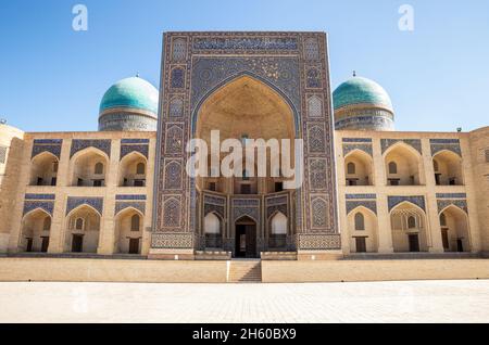 Fassade der alten mir-i-Arab (Miri Arab) Madrassah im Zentrum von Buchara. Usbekistan Stockfoto