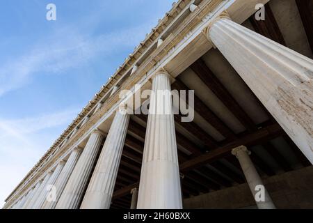 Athen, Griechenland. November 2021. Panoramablick auf die Außenkolonnade des Agora-Museumsgebäudes im Stadtzentrum Stockfoto