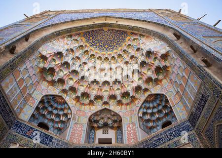 Der alte Abdulaziz Khan Madrassah wurde 1652 erbaut. Schönes Ornament auf dem zentralen Portal. Buchara, Usbekistan Stockfoto