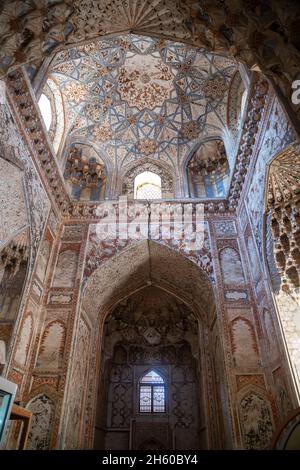 Buchara, Usbekistan - Oktober 2016: Der alte Abdulaziz Khan Madrassah wurde 1652 erbaut. Das Innere der Moschee Stockfoto