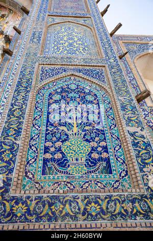 Die alte Madrasah Abdulaziz Khan Madrassa wurde 1652 erbaut. Mosaikpaneele mit Blumenmustern an der Fassade. Buchara, Usbekistan Stockfoto