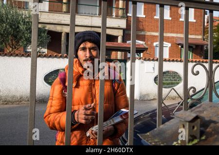 Italien, Casorezzo (Provinz Mailand), pakistanischer Migrant während der Flugblätter Stockfoto