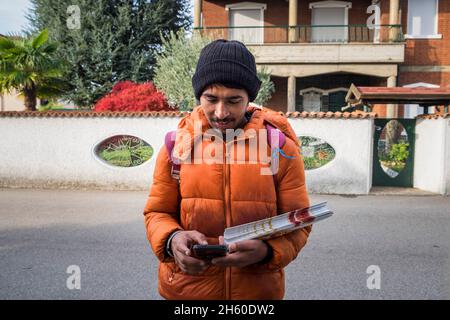 Italien, Casorezzo (Provinz Mailand), pakistanischer Migrant während der Flugblätter Stockfoto