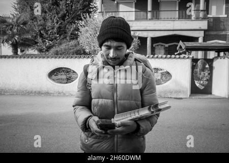 Italien, Casorezzo (Provinz Mailand), pakistanischer Migrant während der Flugblätter Stockfoto