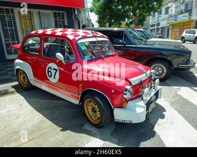 BUENOS AIRES, ARGENTINIEN - 08. Nov 2021: Sportliche rot-weiße Fiat 600 Abarth Limousine Unibody für den Rennsport, geparkt auf dem Bürgersteig. Seitenansicht. Expo Warnes Stockfoto