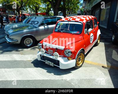 BUENOS AIRES, ARGENTINIEN - 08. Nov 2021: Sportliche rot-weiße Fiat 600 Abarth Limousine Unibody für den Rennsport, geparkt auf dem Bürgersteig. Vorderansicht. Expo Warnes Stockfoto