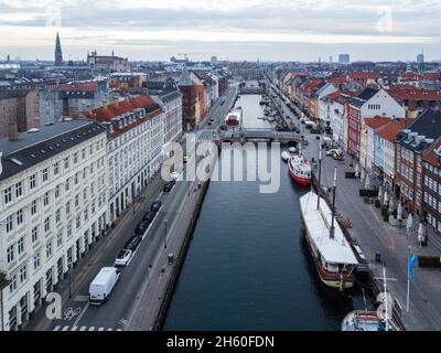 Luftdrohne Ansicht von Nyhavn in Kopenhagen, Dänemark Stockfoto