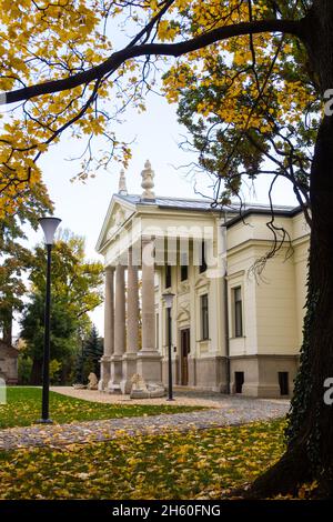 Haupteingang mit Säulen und Tympanon der Lenck-Villa im Herbst, Sopron, Ungarn Stockfoto