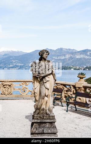 Skulptur auf dem Balkon mit Blick auf den Comer See. Villa Balbianello, Italien Stockfoto