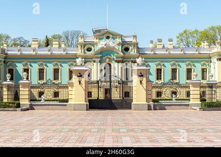 Blick auf den alten barocken Mariinsky-Palast in Kiew. Stockfoto