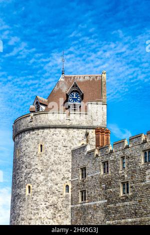 Uhr an der Außenseite der königlichen Residenz, mittelalterliches Schloss aus dem 11. Jahrhundert, Windsor, Burkshire, Großbritannien Stockfoto