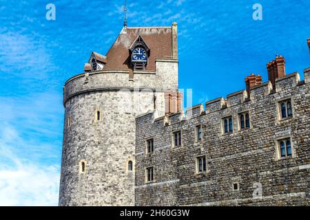 Uhr an der Außenseite der königlichen Residenz, mittelalterliches Schloss aus dem 11. Jahrhundert, Windsor, Burkshire, Großbritannien Stockfoto