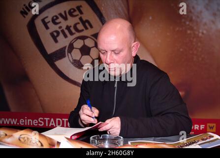 Wien, Österreich. 20. November 2007. Österreichische Buchwoche im Wiener Rathaus mit der Aktion 'eine Stadt. Ein Buch“. Nick Hornby liest aus 'Fever Pitch'. Stockfoto