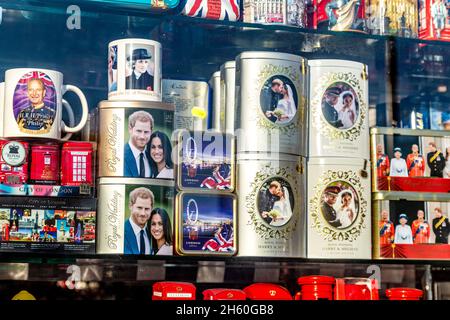 Königliche Souvenirs und Erinnerungsstücke in einem Geschäft in Windsor, Berkshire, Großbritannien Stockfoto