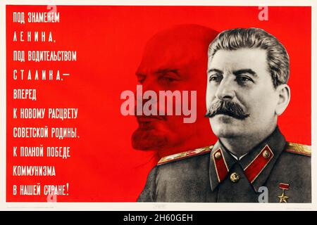 Sowjetische Propaganda (1947). Russisches Plakat - 'unter dem Banner Lenins'. Lenin und Stalin. Stockfoto