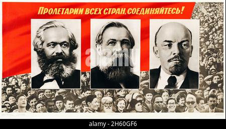 Sowjetische Propaganda (1963). Plakat - 'Proletarier aller Länder vereinigt euch!' Boris Berezovsky Kunstwerk. Karl Marx, Friedrich Engels und Vladimir Lenin. Stockfoto