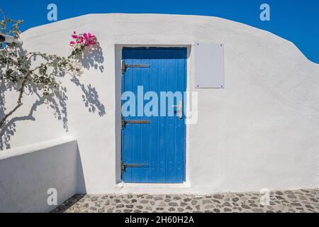 Blaue Holztüren und Wandhintergründe traditioneller griechischer Inselgebäude Stockfoto