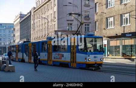 Ein Bild einer Straßenbahn auf den Straßen von Ostrava. Stockfoto