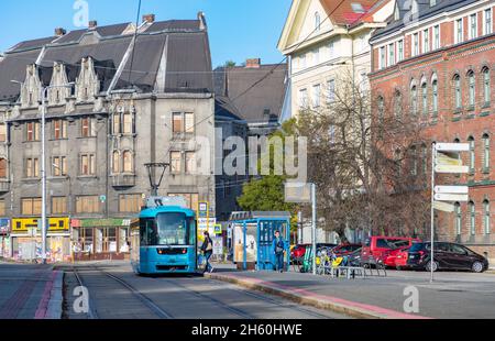 Ein Bild einer Straßenbahn auf den Straßen von Ostrava. Stockfoto