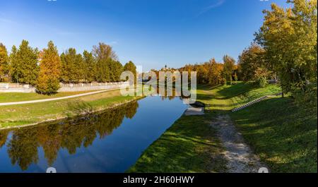 Ein Bild des Flusses Ostravice und des Laubes, in Ostrava, im Herbst. Stockfoto