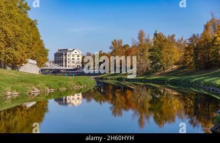 Ein Bild des Flusses Ostravice und des Laubes, in Ostrava, im Herbst. Stockfoto