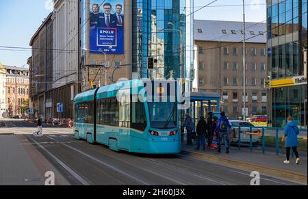 Ein Bild einer Straßenbahn auf den Straßen von Ostrava. Stockfoto