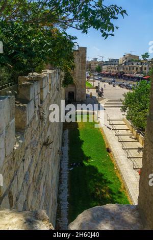 Jerusalem, Israel - 30. August 2021: Blick auf die Old City Walls Park Promenade, und das Herodes Gate (Blumen-Tor), mit Fußgängern, in Jerusalem, ISR Stockfoto