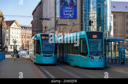 Ein Bild einer Straßenbahn auf den Straßen von Ostrava. Stockfoto