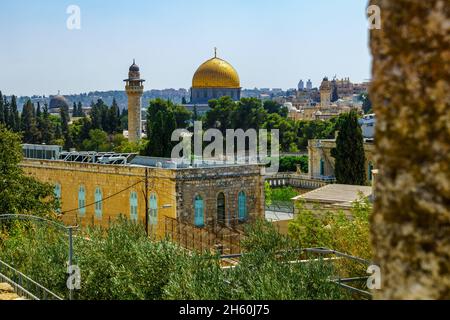 Jerusalem, Israel - 30. August 2021: Blick von der Dachterrasse auf die Altstadt mit dem Felsendom in Jerusalem, Israel Stockfoto