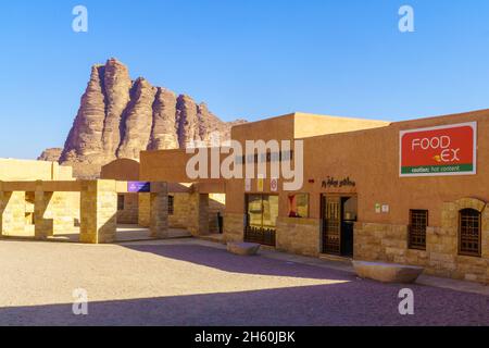 Wadi Rum, Jordanien - 21. Oktober 2021: Blick auf das Besucherzentrum mit der Gesteinsformation „Sieben Säulen der Weisheit“ im Hintergrund. Wadi Rum Stockfoto