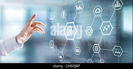 Automatisierung von geschäftlichen und industriellen Prozessen. Smart Factory und Technologie-Innovationskonzept auf virtuellem Bildschirm. Stockfoto