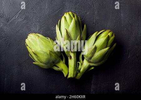 Artischocken auf schwarzem Hintergrund. Stockfoto
