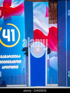 Tiflis, Georgien - 28. oktober 2021: Stellen Sie sich auf der Bühne in der Freiheit Platz auf der demokratischen Partei "georgischen Traum" politischen Agitation Veranstaltung. Politische Macht Stockfoto