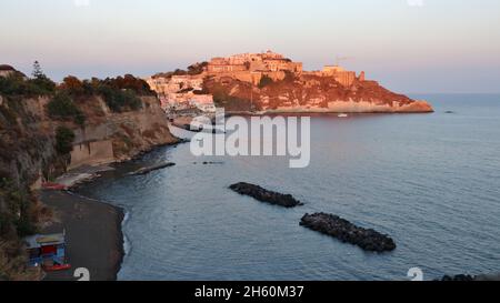 Procida – Terra Murata dalla terrazza panoramica di Villa Eldorado al Tramonto Stockfoto