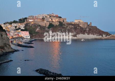 Procida – Terra Murata dalla terrazza panoramica di Villa Eldorado dopo il tramonto Stockfoto