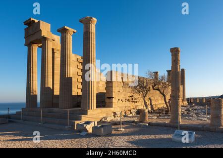 Lindos, Griechenland - 27. September 2021, Blick auf die Akropolis-Ruinen von Lindos, Rhodos, Griechenland Stockfoto